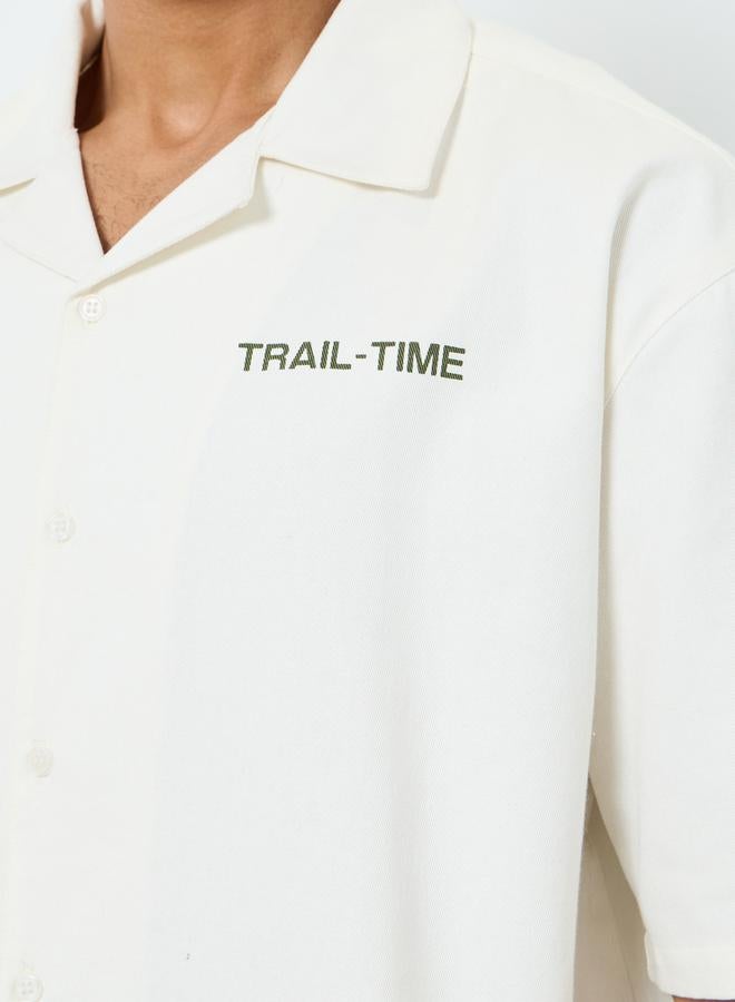 ستايلي قميص بطبعة جرافيك وأكمام قصيرة - Image 3